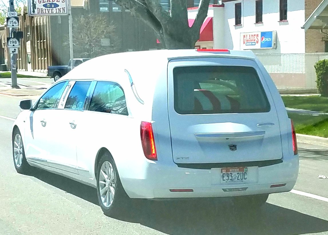 E4Afamily's tweet photo. I drove by this hearse this today &amp; noticed the coffin inside was covered by an American flag. I couldn't help but feel gratitude, humbled &amp; blessed. Thank God for our brave soldiers! I dont know this person, but he/she deserves a thank you from all of us 🇺🇸🇺🇸🇺🇸 #EyesUpDotheWork https://t.co/pSqjcXvfxQ
