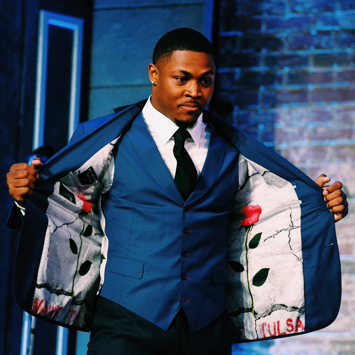 BleacherReport's tweet image. Josh Jacobs is living out his dream.

- Homeless in middle school

- Unknown before Bama interest

- Got buzz by posting his own highlights

- Slept on dorm floor because he was so used to it

- First RB drafted in 2019