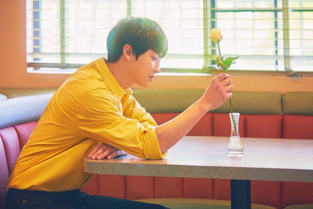 allkpop's tweet photo. EXO's Chanyeol tops iTunes charts in 14 different countries! 
https://t.co/K44hbkQW4A https://t.co/KF1yITpoPk