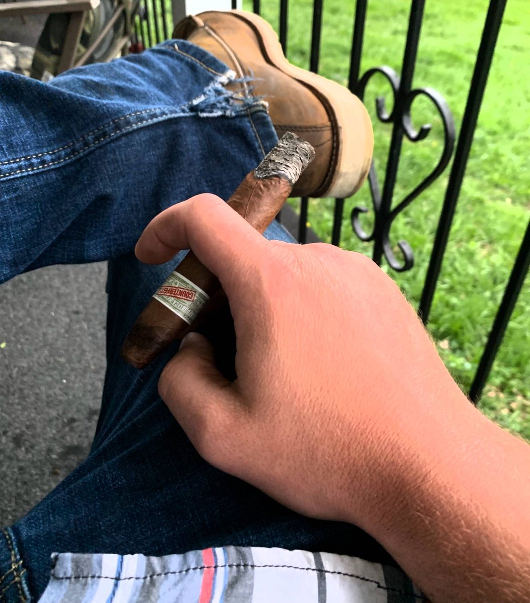BuyPipe's tweet photo. Nothing like sitting on the back porch enjoying a good cigar and watching the storm roll in...

#GenuineCounterfeit #CubanCigars #PorchSittin' #BuyTobaccoOnline #Cigars #CigarAfficiando #LiveSimple #OleKentuckyHome #TobaccoCountry https://t.co/rsDZuQw7Qn