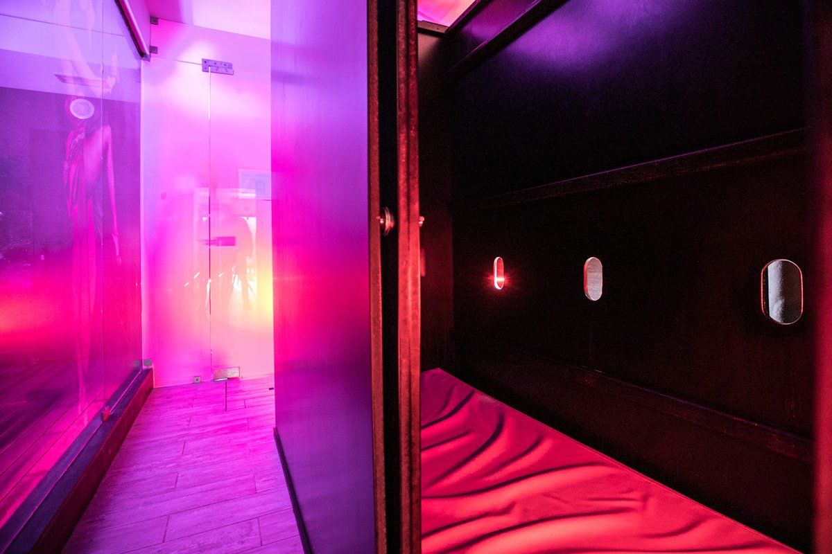 Cabine com glory-holes da área exclusiva para casais em Mistik Sauna Club. 