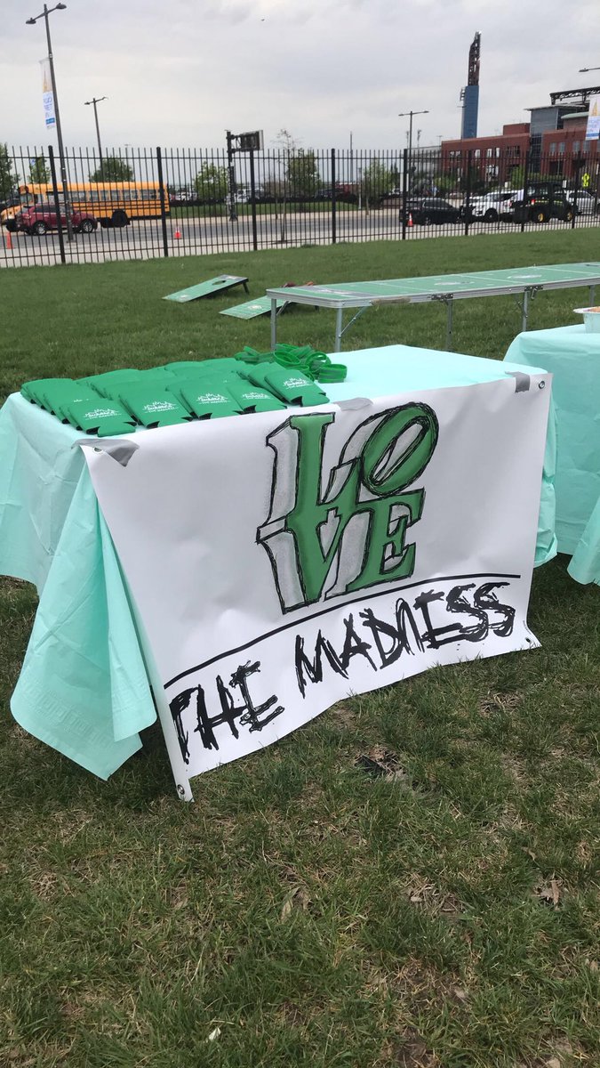 NikiBleedsGreen's tweet photo. @JT_MediaLLC @Philly_Madness Thank you do much for the invite to your tailgate, the buffalo chicken dip and chocolate chip cookies were delicious and those Whimsicle popsicles were phenomenal. #TheMaddness https://t.co/whAYjtYAFr