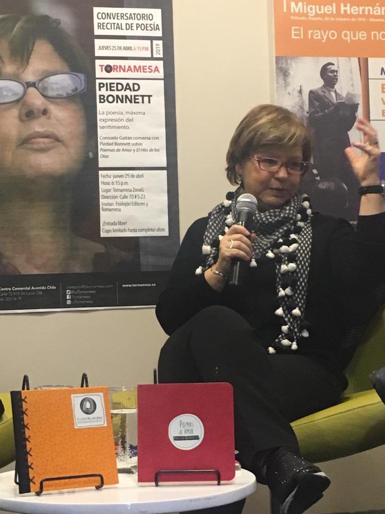 LaTornamesa's tweet photo. Nada nos gusta más que ver la sala llena cuando de poesía se trata. Hoy con Piedad Bonnett y sus #PoemasDeAmor y #ElHiloDeLosDías preciosos libros editados por Frailejón Editores.
TORNAMESA #MásQueLibros
#CulturaEnMovimiento #LecturasDeAutor https://t.co/1ppUAFMN35
