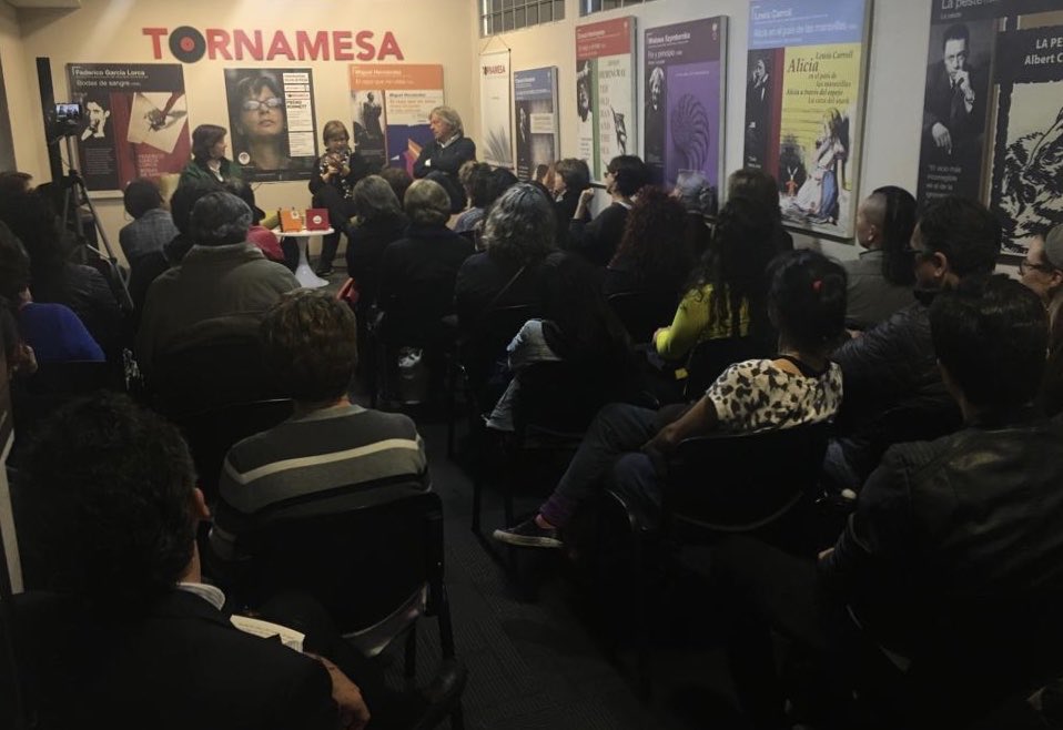 LaTornamesa's tweet photo. Nada nos gusta más que ver la sala llena cuando de poesía se trata. Hoy con Piedad Bonnett y sus #PoemasDeAmor y #ElHiloDeLosDías preciosos libros editados por Frailejón Editores.
TORNAMESA #MásQueLibros
#CulturaEnMovimiento #LecturasDeAutor https://t.co/1ppUAFMN35