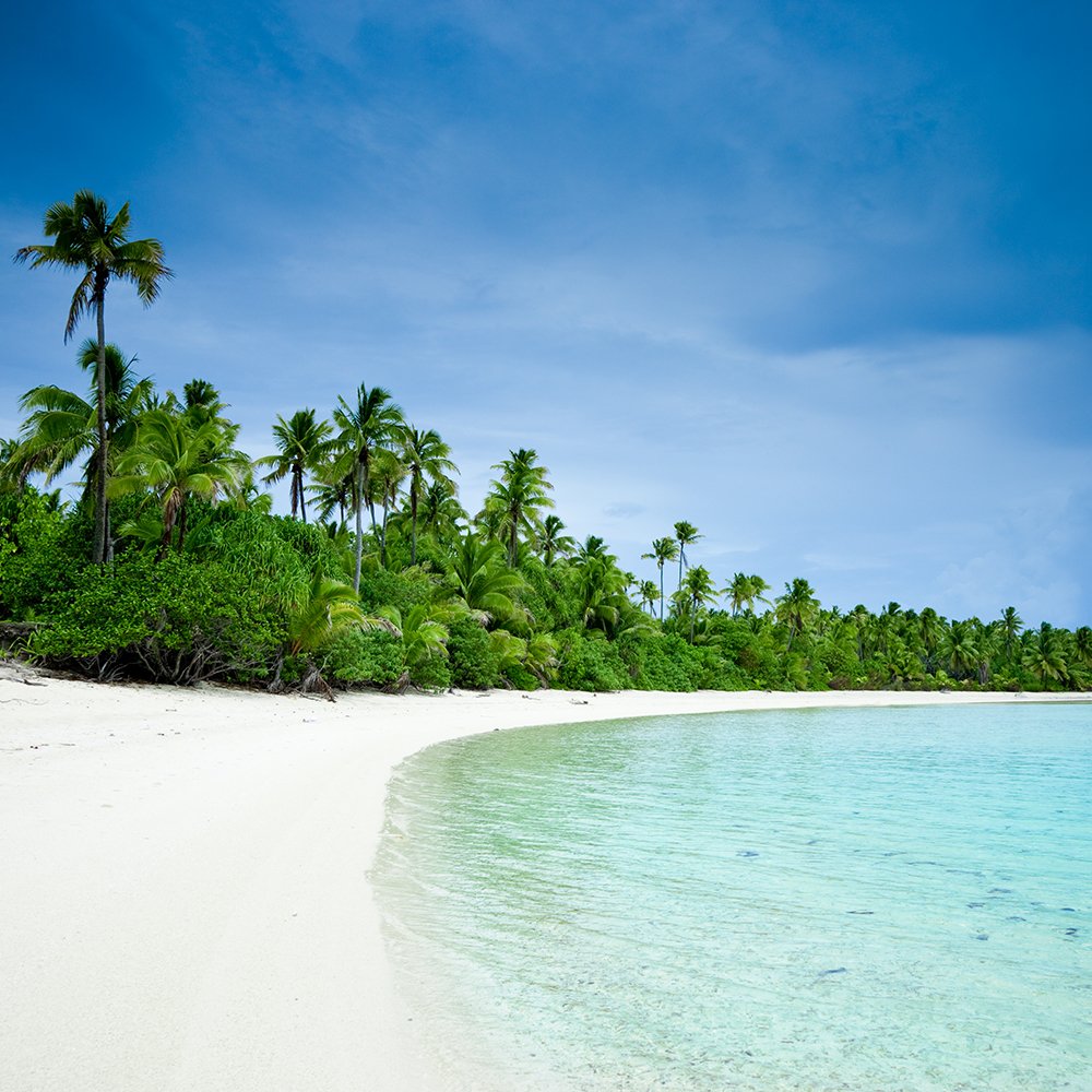 An oasis with crystal blue waters, white sandy beaches &amp; warm weather. The Cook Islands located in the heart of Pacific provides endless adventure with modern and traditional culture! 🌴⌛#KAYAKSummerTravel bit.ly/2Wwjjmr #FridayFeeling