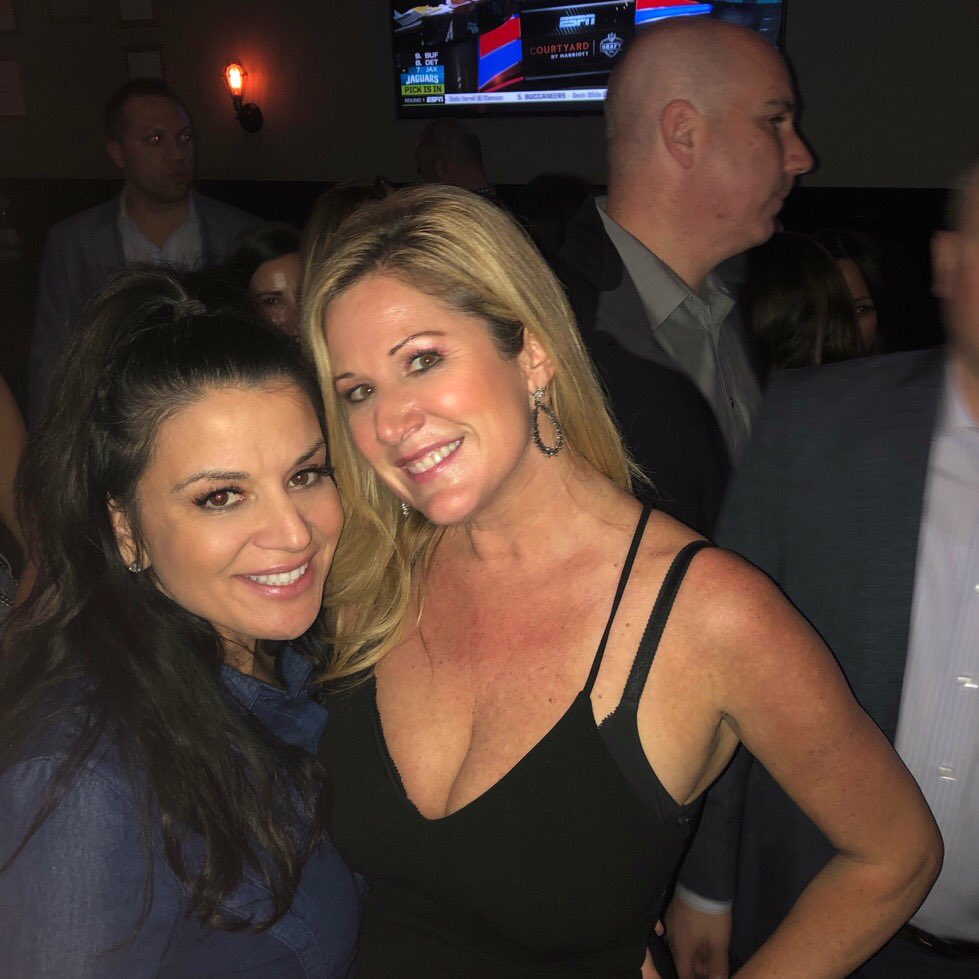 Mary_Kay_R's tweet photo. Happy Birthday Jenny 😍🎉🎂🎂 https://t.co/iiJsmo5eFp