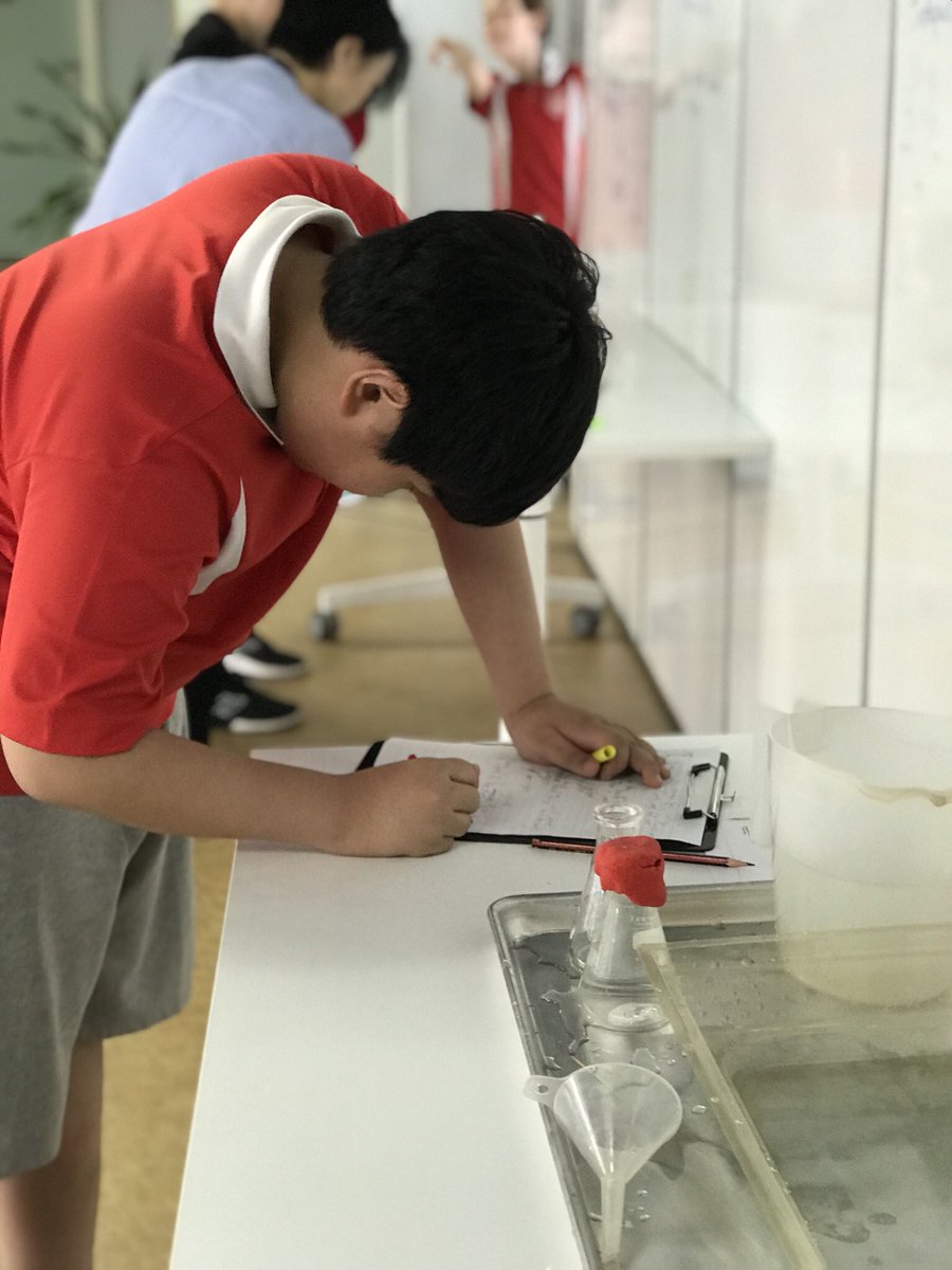 KaileyLittle's tweet photo. Air is around us all the time, but how much do we actually KNOW about it? @TedBarks always sets up the best provocations for our students! #TISMacao https://t.co/6l2qb8rtcl