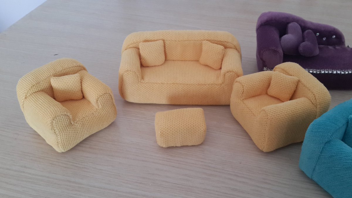 EYLEM58000234's tweet photo. Minik koltuklar yapmaya devam.
#oyuncakbebekkoltuktakımları #oyuncakbebekçanta #kızçocukçanta #yatak #çarşaf #elemeği #toysofasets #toybabybag #baggirl #toys #bed #minuaturasheetset #minuatur #barbie #handmade https://t.co/c888iQzfHU