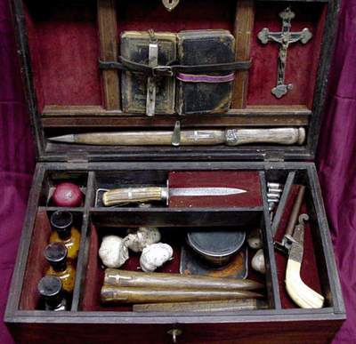 Tango4696's tweet photo. １９世紀にマジで売られていた？
吸血鬼退治セット　A VAMPIRE KILLING KIT 

十字架
鏡（#　ヴァンパイアは鏡に映らない）
銀の弾丸入り銃（狼男にも使える）
杭（心臓めがけて）
聖水（悪魔が取り憑いてもおっぱらえる）
聖書
ニンニク（生ものなので取り替え必須）

一家に一箱、これで安眠 https://t.co/Rswrp0s9PS