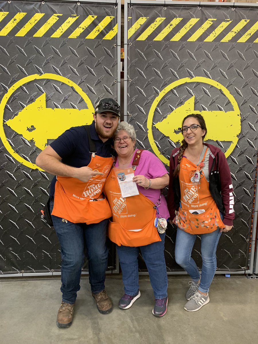 TimScalia's tweet photo. Absolutely love showing appreciation for the amazing team we have! Between leading the front end in credit apps to all the hard work MET team puts in. Keep living the values! Thank you Mrs. Kay and Mrs. Pat, you rock! #6374 #THD https://t.co/4aqOLPFi3y