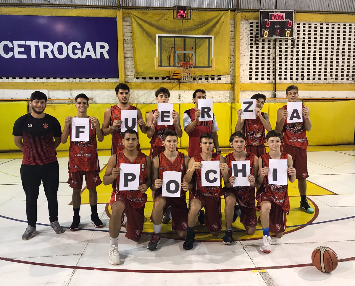 Regatas superó a CUNE en el duelo de invictos por 73 a 76.
Antes del comienzo, el plantel posó con un mensaje de apoyo al base Gonzalo García. Crónica completa: facebook.com/61427163566513…