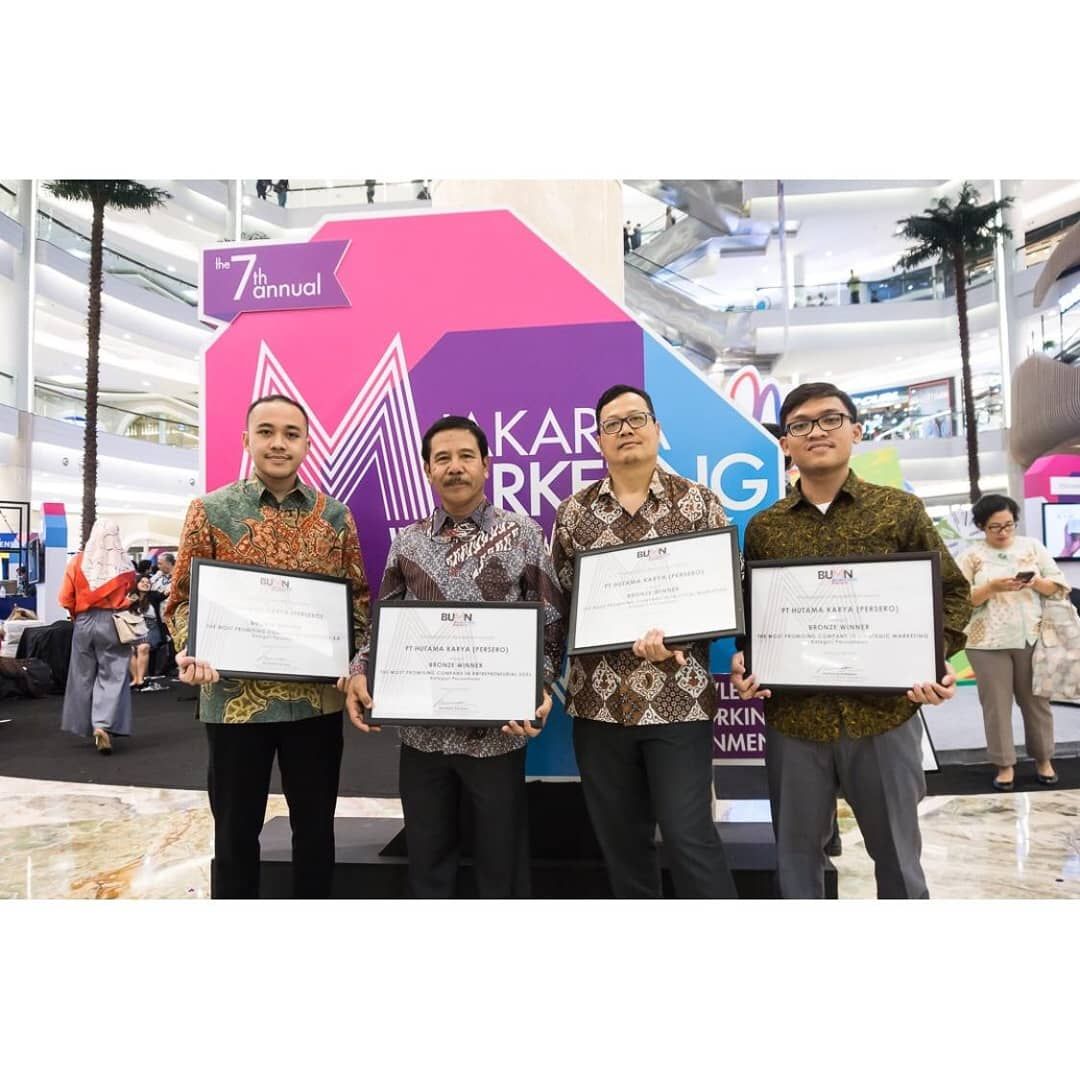 HutamaKarya's tweet photo. PT Hutama Karya (Persero) menyabet 4 penghargaan dalam ajang bergengsi BUMN Marketeers Awards yang dilaksanakan pada Rabu (24/4). 

#HutamaKarya #IMVID #InovasiUntukSolusi #everybodyisinfrabuddy #BUMNHadirUntukNegeri #BUMNMarketeerAwards https://t.co/UZyzgNamhE