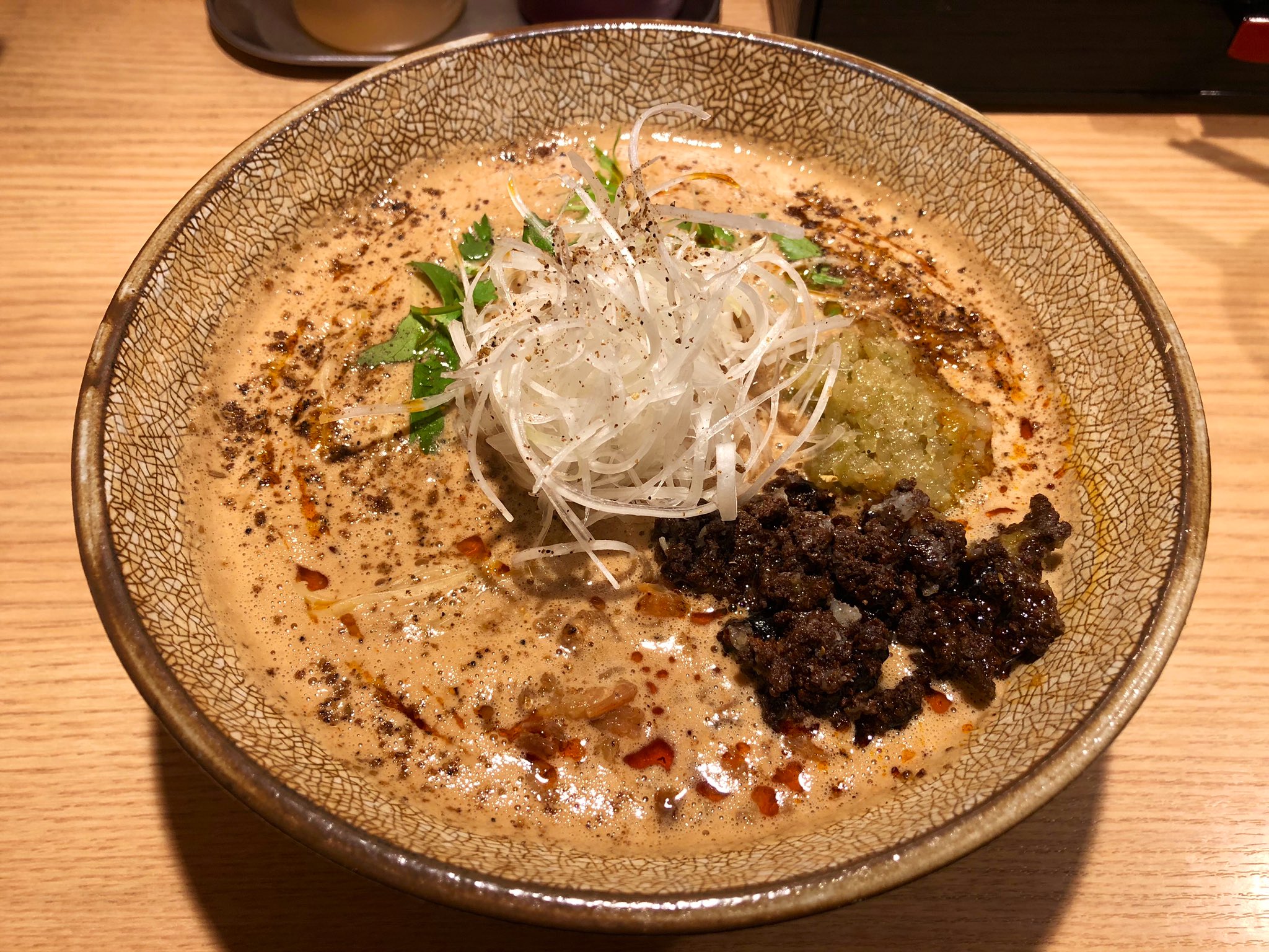 おりえ Mensho Tokyo期間限定のふわふわ羊担々麺 Dancyuで以前見てから気になっていたもの ラムゲンコツのみで炊かれた白湯スープに 濃厚な胡麻の泡の海 卓上に焙じ茶のスパイスが置いてあって ラムと焙じ茶の相性の良さが驚きだった 今度 骨向きの