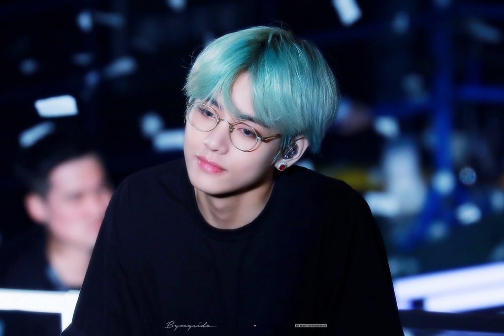 swagustdnim's tweet photo. ⚠️warning⚠️

---- this can result in a weak heart, nosebleeds, and seizures

(ps : be careful of your heart)

#BBMAsTopSocial BTS @BTS_twt https://t.co/eUyaVxIAqn