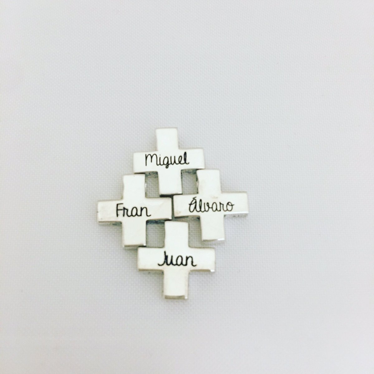 solo1toque's tweet photo. Muy buenos días
Más plata!Estas cruces grabadas son unos detalles de comunión especiales para una gargantilla de cuero.
En breve os enseñaremos el resultado final😊
#solountoque #plata #platadeley #cruces #crucesgrabadas #crucesconnombre #detallescomunion #comuniones2019 https://t.co/lZsCeENTq9