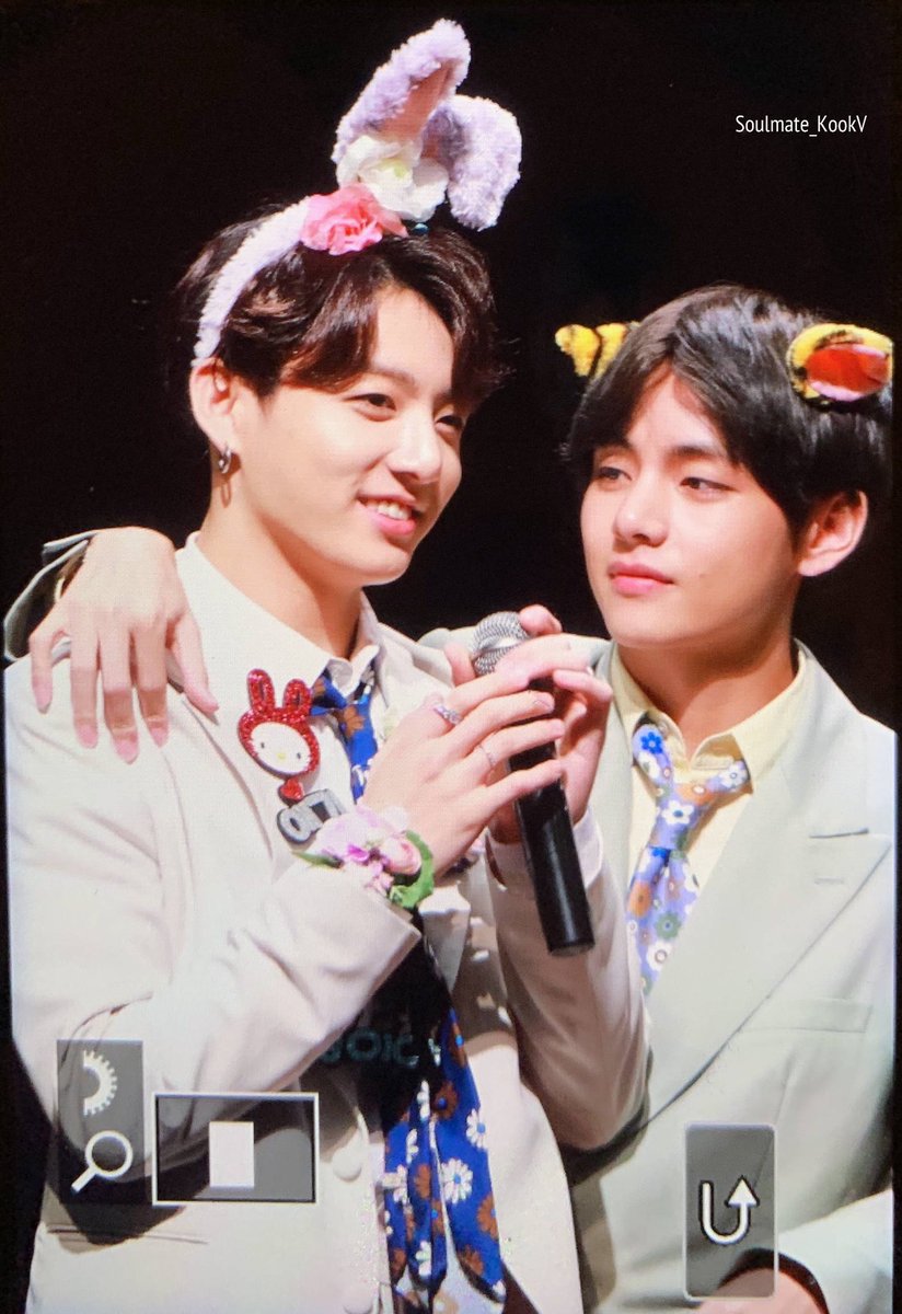 hamstersss_'s tweet photo. find a man the way tae look to jungkook 😍❤💜
@BTS_twt #BBMAsTopSocial https://t.co/27jagPYEFk