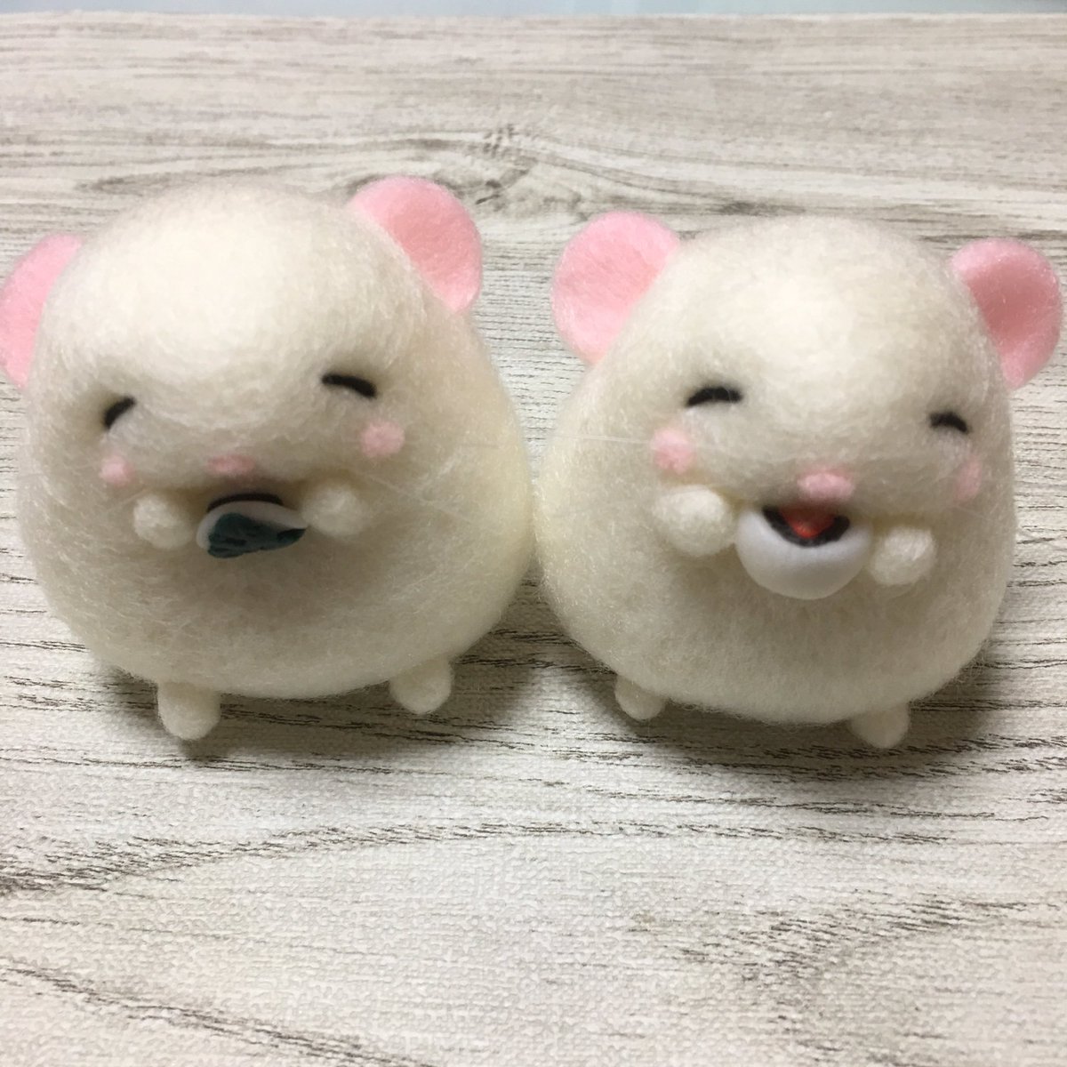 natsuhachi_fs's tweet image. パイド&amp;amp;ピンクホワイト❤️
次はブラックかな〜☺️

#デブチラ
#和菓子シリーズ
#チンチラ
#羊毛マスコット
#羊毛フェルト
