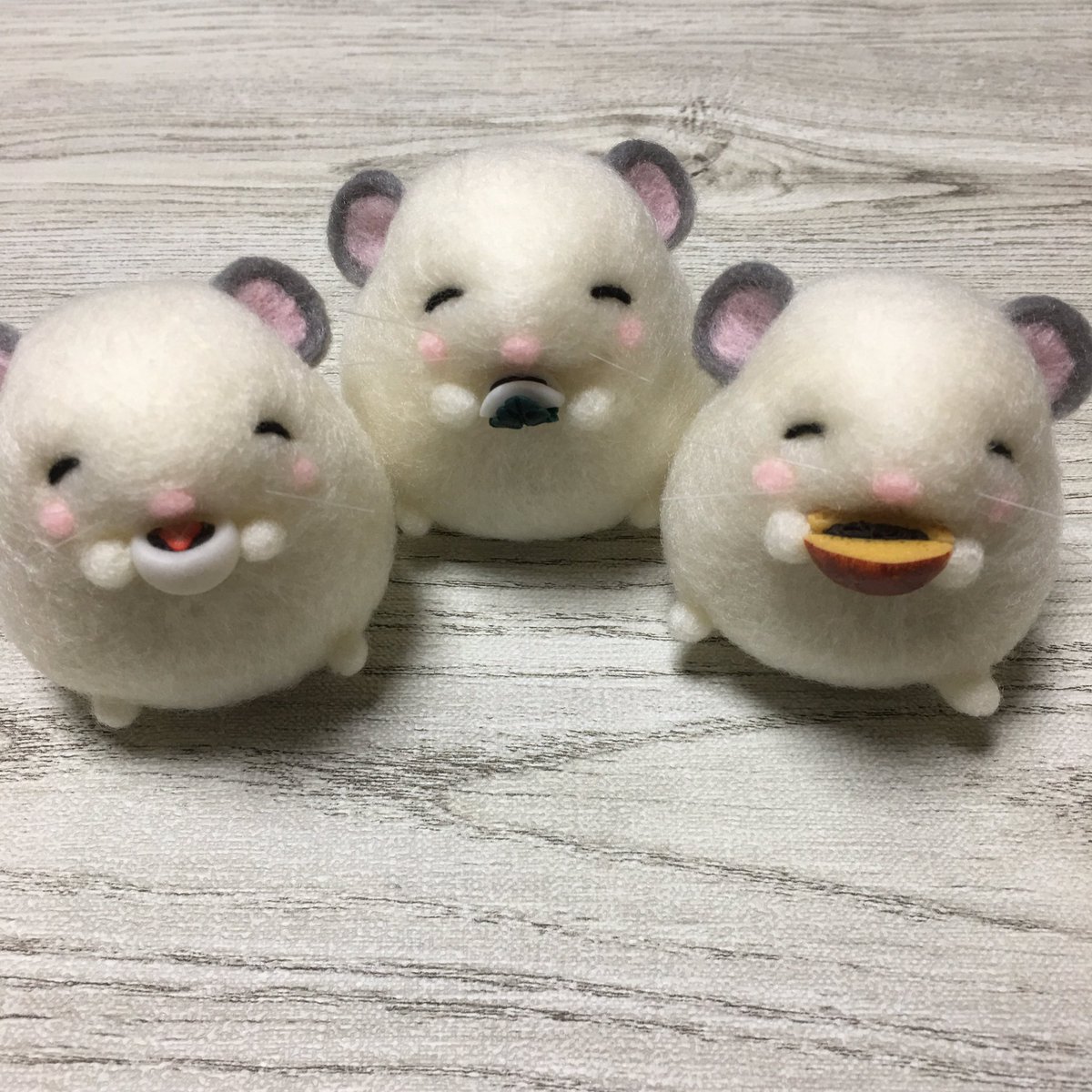natsuhachi_fs's tweet image. パイド&amp;amp;ピンクホワイト❤️
次はブラックかな〜☺️

#デブチラ
#和菓子シリーズ
#チンチラ
#羊毛マスコット
#羊毛フェルト