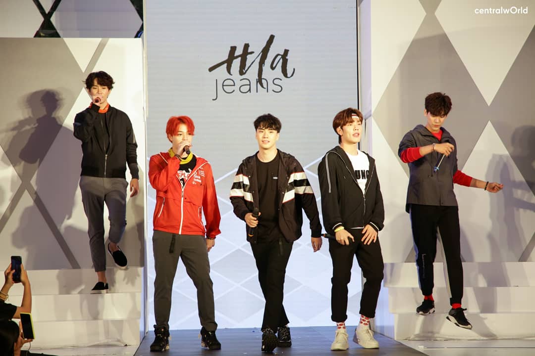 centralwOrld's tweet photo. หนุ่มๆจาก #SBFive มาร่วมงานเปิดตัวแบรนด์อย่างยิ่งใหญ่ครั้งแรกในไทย กับ HLA Grand Opening Ceremony @CentralWorld 

เปิดตัว 3 แบรนด์ ด้วย Fashion Show เสื้อผ้าสุดเท่จาก HLA, HLA Jeans และ OVV 
#hlajeansthailand #hlathailand #ovvthailand #wOrldOffashiOn #บาสเด็กอ้วนที่แท้จริง https://t.co/t0PYNSWpxf