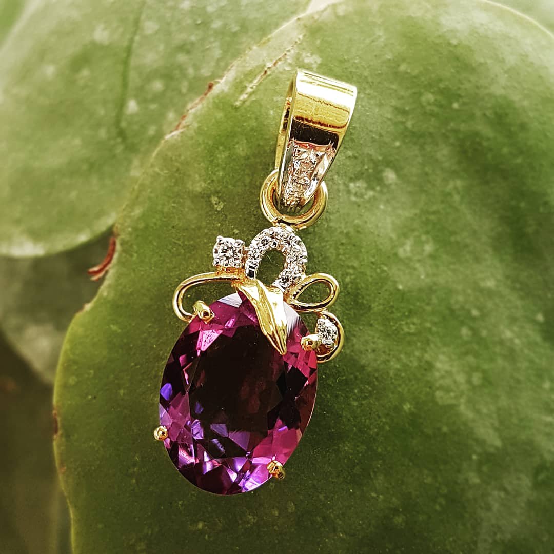 Star of this pendant, being the Amethyst has a deep purple hue sparkled by crystals in 18 karat gold.
#tushnajewelart #amethyst #amethystpendant #goldpendant #crystals