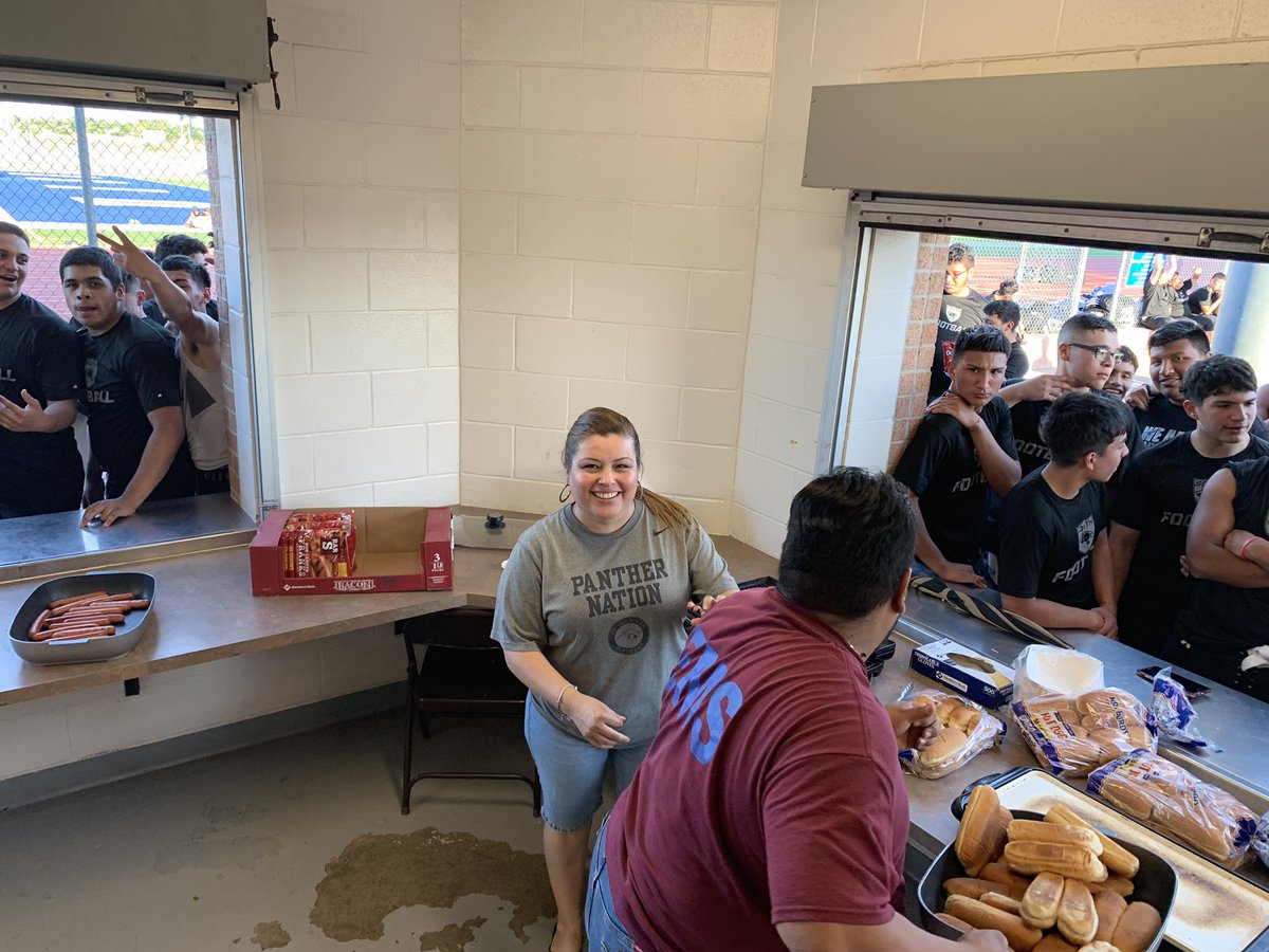 USPanthers's tweet photo. 🚨🐾PantherNation🐾🚨
Our Panthers had a great day out at the SAC today.  All our sub-varsity &amp; varsity teams had a great practice! The Best Booster Club in the city was there to feed our boys right after practice!! #JoinDaHunt19 #ABC #USALLIN #USPanthers #RISEwithUS https://t.co/YZwF8WkJ19