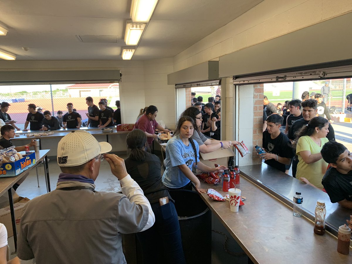 USPanthers's tweet photo. 🚨🐾PantherNation🐾🚨
Our Panthers had a great day out at the SAC today.  All our sub-varsity &amp; varsity teams had a great practice! The Best Booster Club in the city was there to feed our boys right after practice!! #JoinDaHunt19 #ABC #USALLIN #USPanthers #RISEwithUS https://t.co/YZwF8WkJ19