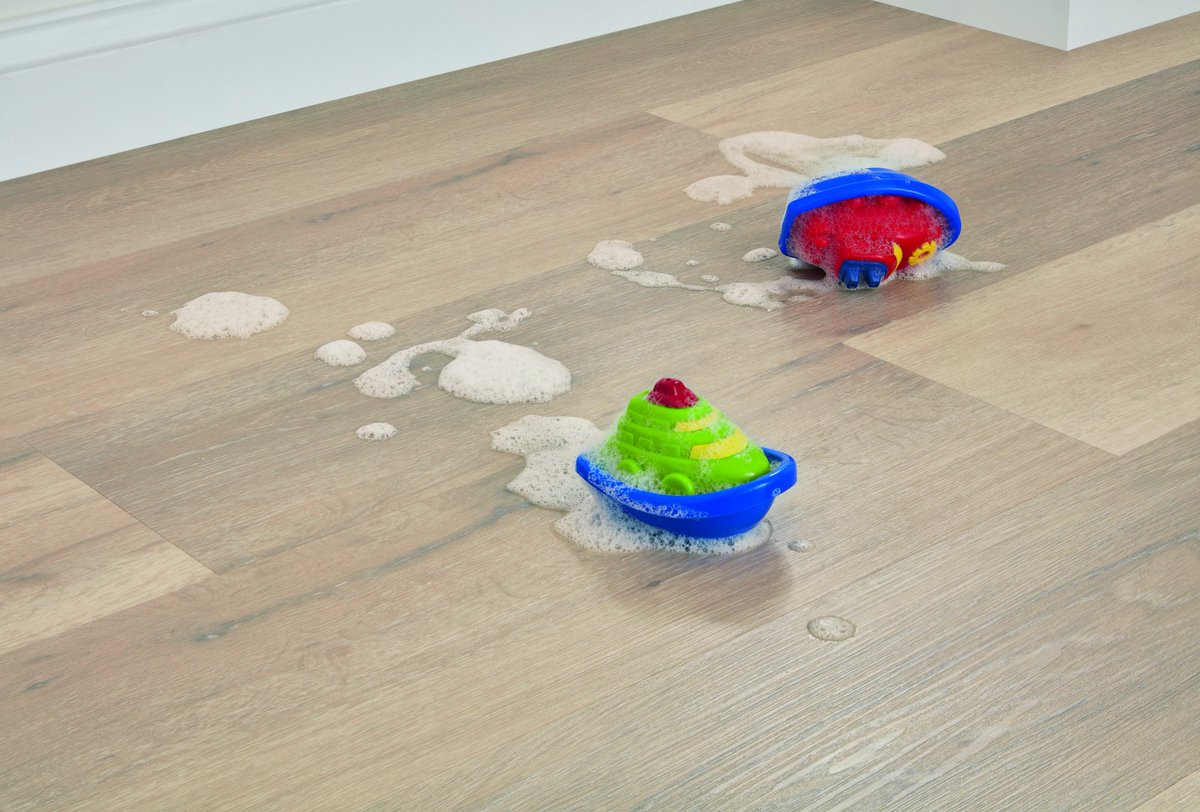 KarndeanFloors's tweet photo. No-one needs the worry of water spills in a bathroom! 🛀 With #Karndean Designflooring you can be assured of a durable, practical flooring solution that's waterproof and compatible with underfloor heating too! 
#LVT #flooring
https://t.co/7Ww8cU3ZgK https://t.co/YgXMToFw6m