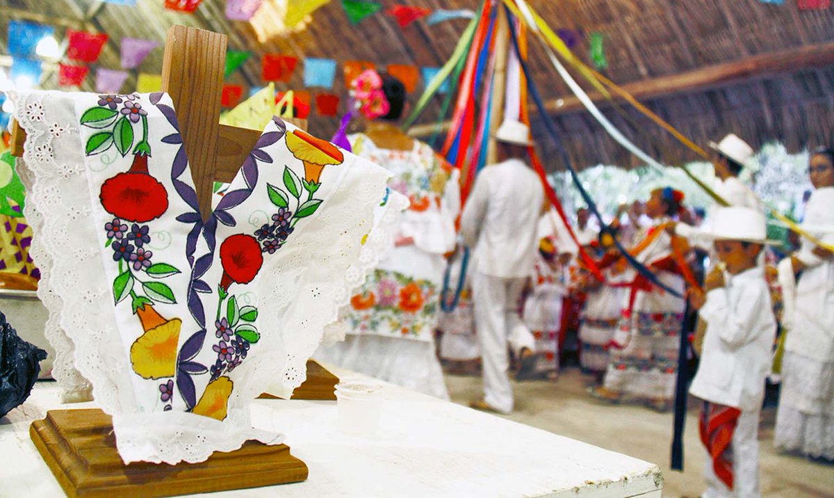 SoyGabyAngulo's tweet photo. Estamos trabajando duro para mantener vivas nuestras tradiciones, emitimos la declaratoria de Patrimonio Cultural Intangible del Estado a la Fiesta de la Santa Cruz de Sabán, celebrada cada año del 23 de Abril al 3 de Mayo, en el Cedral, al sur de Cozumel.📢👩‍👦‍👦 #MujerDeResultados https://t.co/Ywd7HGNEl1