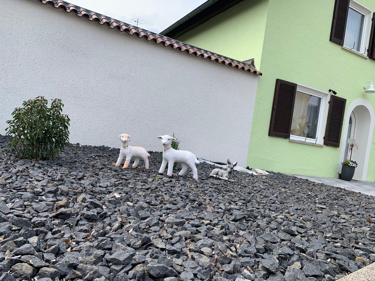 Facebook; Gärten des Grauens
Manch Überlebender der Ostervöllerei wünscht sich rückwirkend nichts sehnlicher, als auf der Festtagstafel im Lammragout performt zu haben.