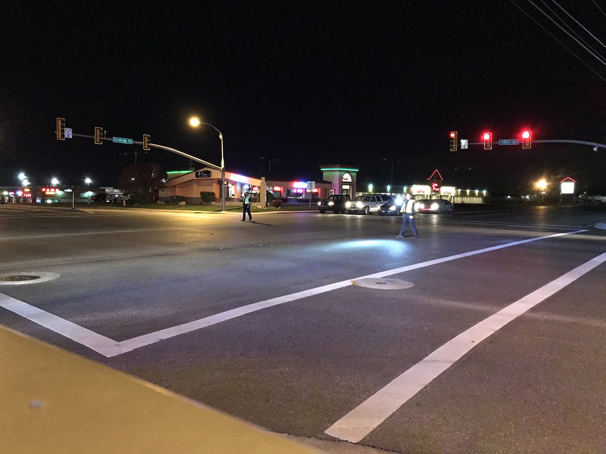SLCScanner's tweet image. #WVCPD 3400S Redwood Rd officers were on scene. Minor injuries were reported. One person was transported for evaluation. Officers did an #Awesome  job directing traffic at night.