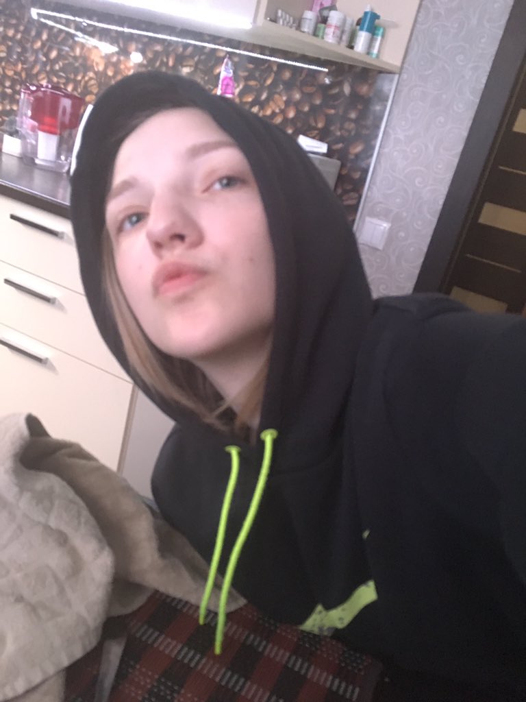 Axu_Xuxu's tweet photo. С таким выражением лица мой личный стилист делает мне прическу перед универом🤩 https://t.co/Gr7lA5jxk4