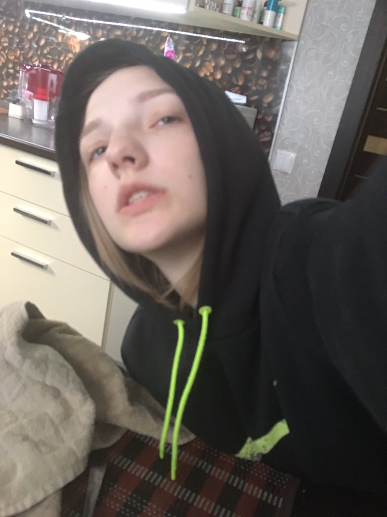 Axu_Xuxu's tweet photo. С таким выражением лица мой личный стилист делает мне прическу перед универом🤩 https://t.co/Gr7lA5jxk4