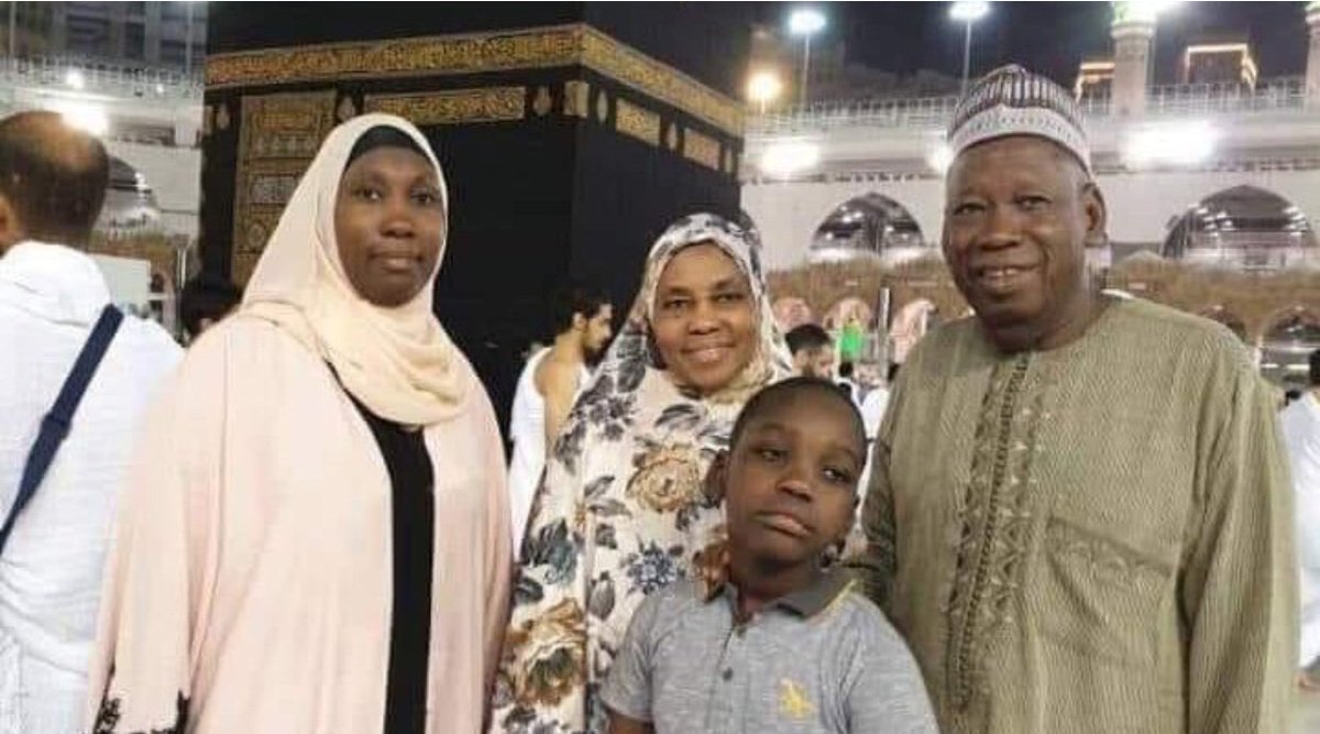 Kure karya: Mutane da dama sun yada hoton wani dattijo a kan gadon marasa lafiya a asibiti, wanda suka yi ikirarin cewa gwamnan jihar Kano ne Abdullahi Umar Ganduje. bindiddigi.com/2019/04/25/ina…