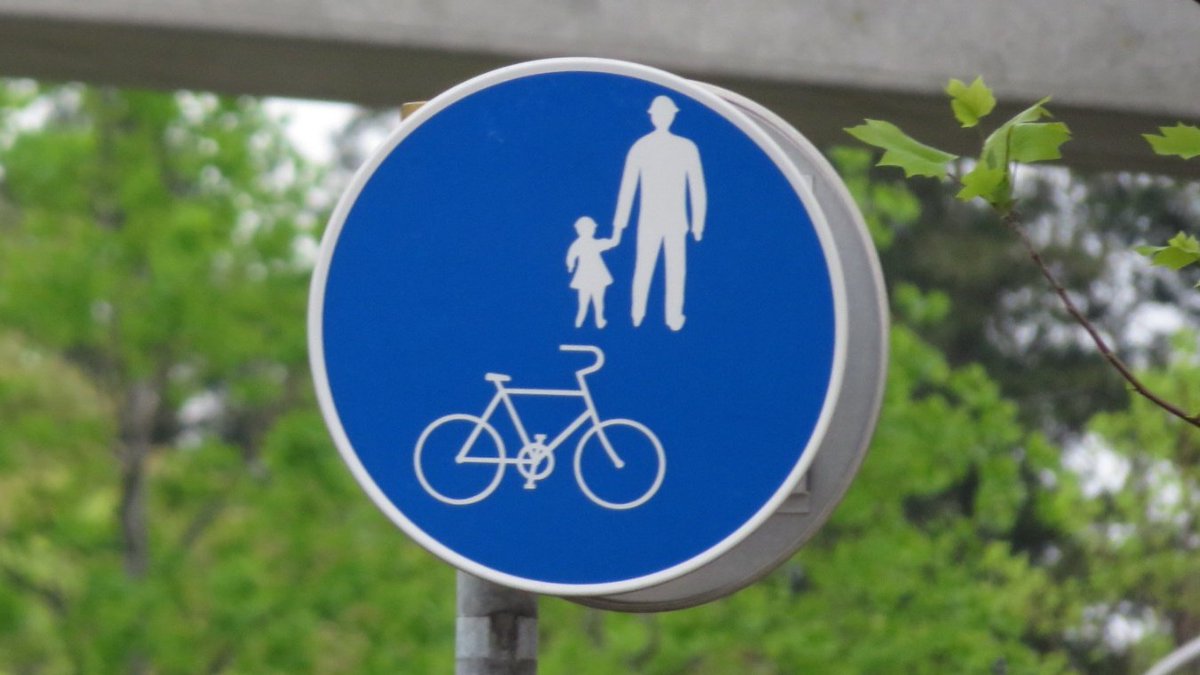 ট ইট র 日本の道路標識bot 自転車及び歩行者専用 325の3 自転車と歩行者の通行の安全と円滑を図るために 普通自転車以外の車の通行を禁止しているところであることを示す 自転車も通行可な歩道であることを示すための設置が多い 自転車は道路側 を遵守