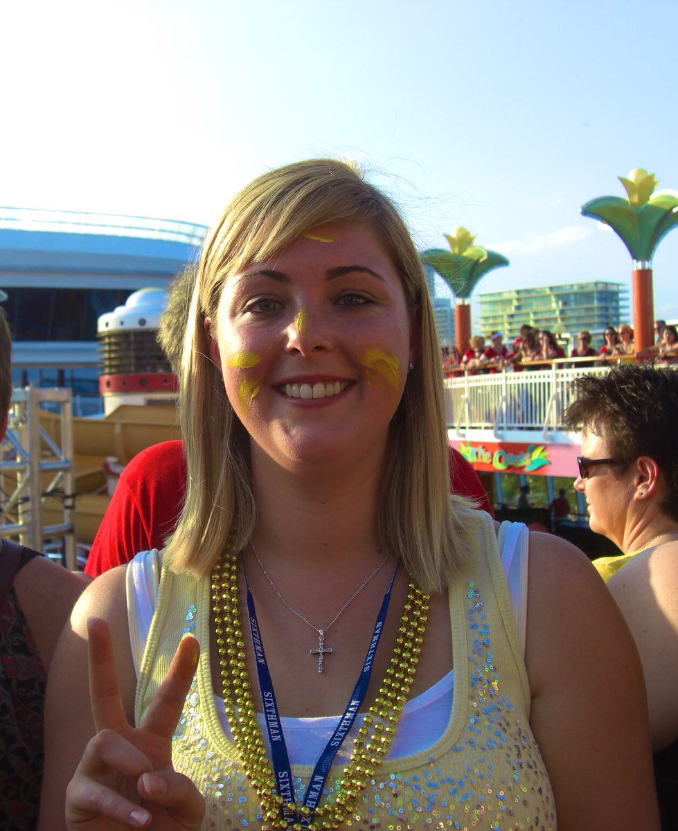 SingleLady84's tweet image. Happy Birthday Stana 🥰💜🇬🇧.    #ASelfieForStana @Stana_Katic            Please check out the # for more pics of us😁