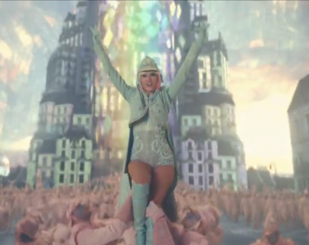 lindsayannelle's tweet photo. Metamorphosis complete #MeOutNow https://t.co/0VibaTdXzv