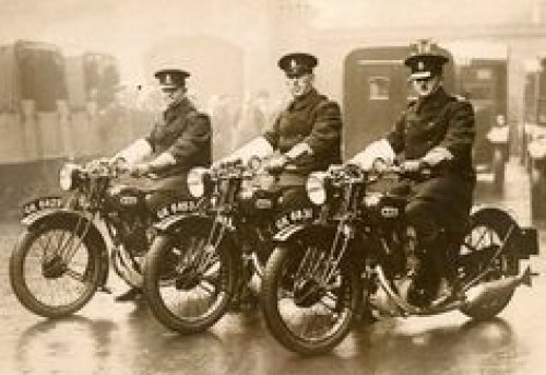 365daysmotoring's tweet photo. 98 years ago today (23 April 1921) for the first time in #london, #Police on #motorcycles patrolled the city.
https://t.co/B3liBEt5Uy https://t.co/p2lkM3W5mR