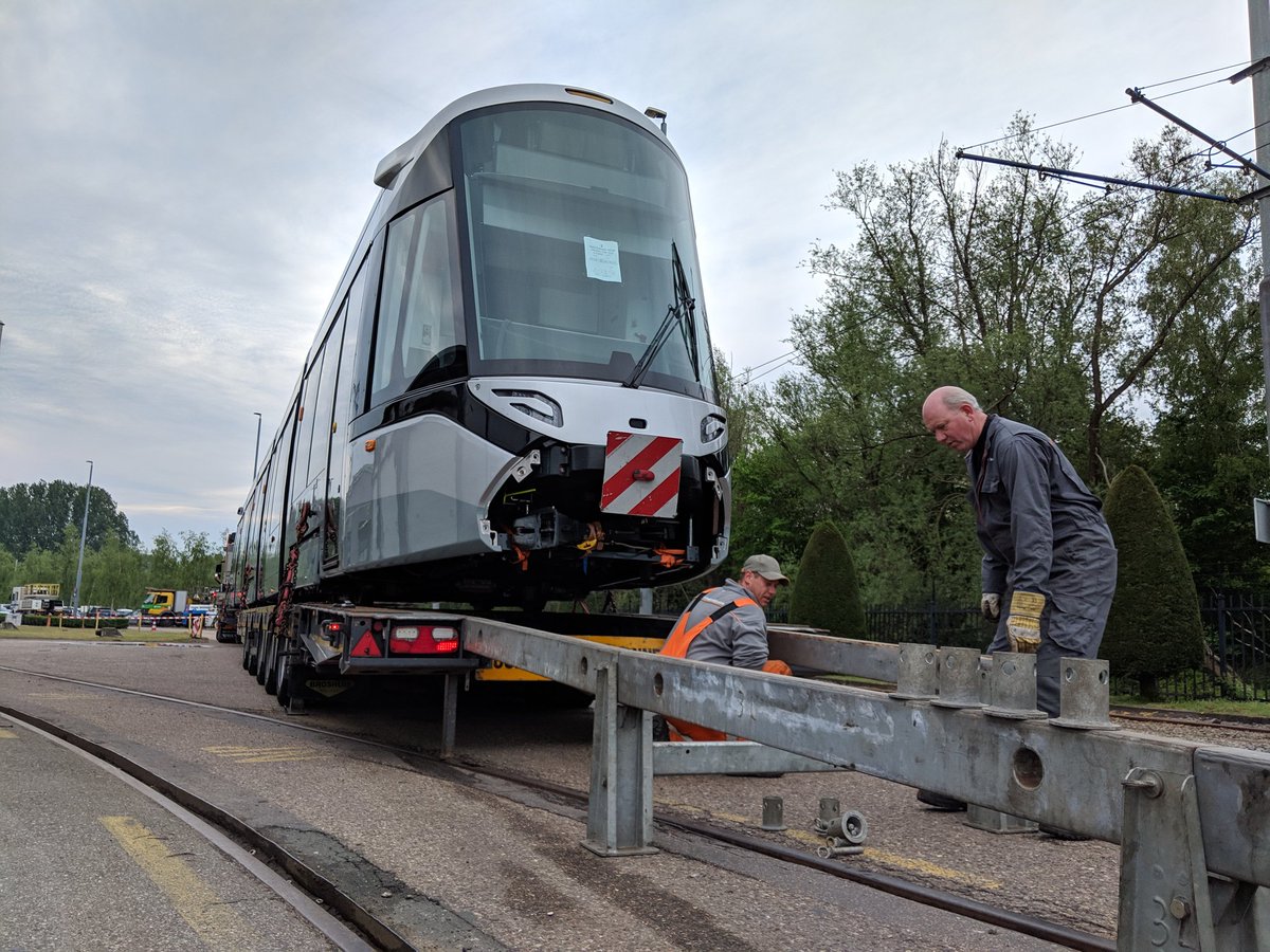 Vervoerregio's tweet photo. De mannen bouwen een 'ramp' waarmee de 15G tram straks de dieplader afgerold gaat worden met behulp van een lier. #eerste15G #15G #CAF #vandervlist @GVBnieuws https://t.co/zkcH77n21t