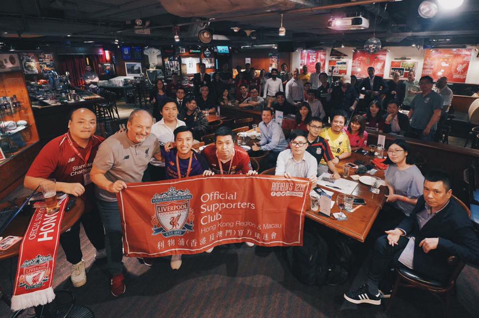 a12hkmo's tweet photo. Thank you our CEO @PeterMooreLFC for meeting us last night at Champs Bar. We would like to express our sincere gratitude to you for the lovely gift. It has been an honour to have you here. See you again soon.

#LFC #YNWA #WeAreAnfields12th #A12HKMO #A12OLSC @LFC https://t.co/BiPKlfmOgK