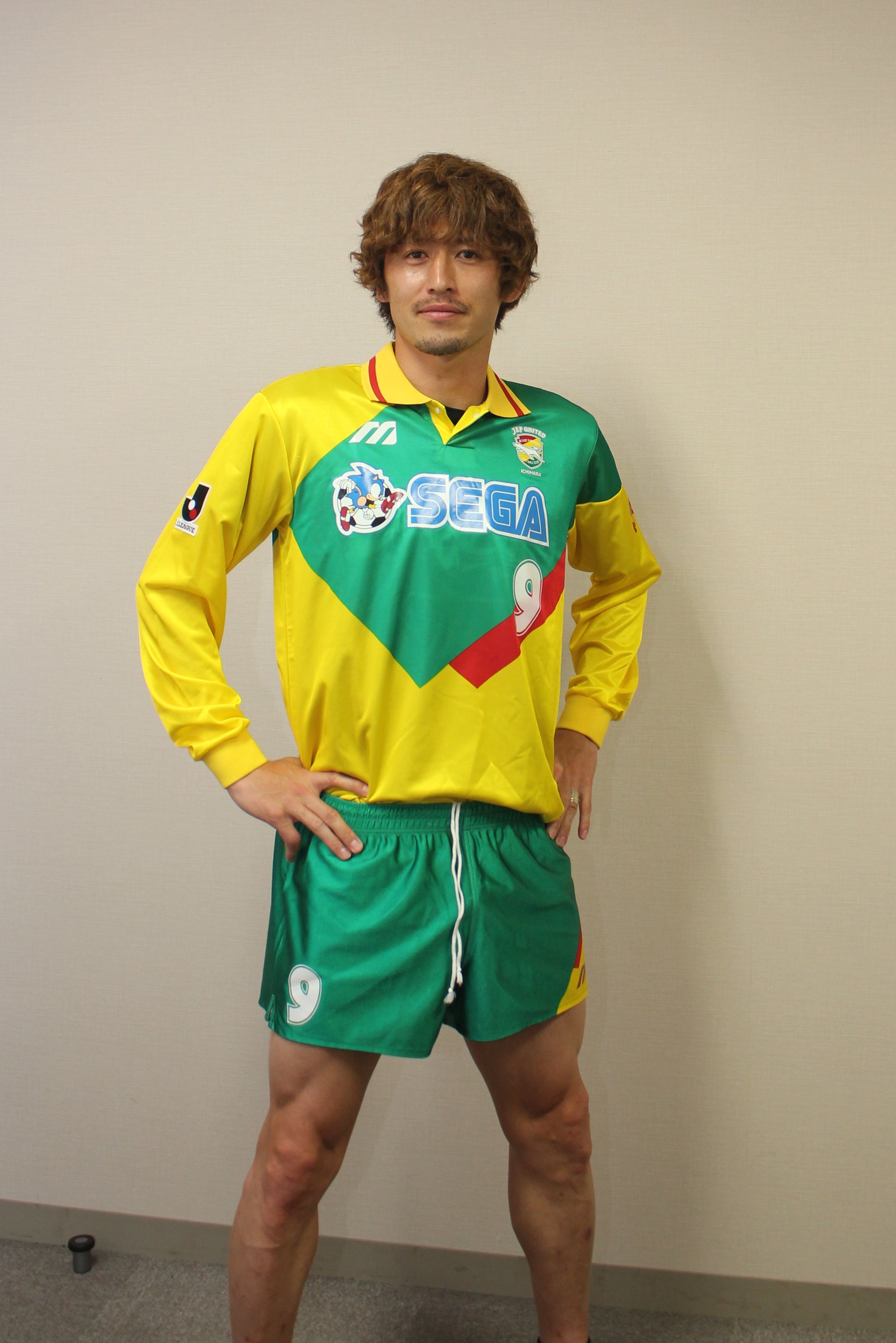 ジェフユナイテッド市原 千葉 公式 増嶋選手のjeftalkインタビュー直後に Jリーグ開幕時のユニフォームを持って突撃 めちゃ懐かしい と少年時代に臨海競技場に足を運んでいた増嶋少年の記憶を蘇らせながら袖を通してくれました 動画の