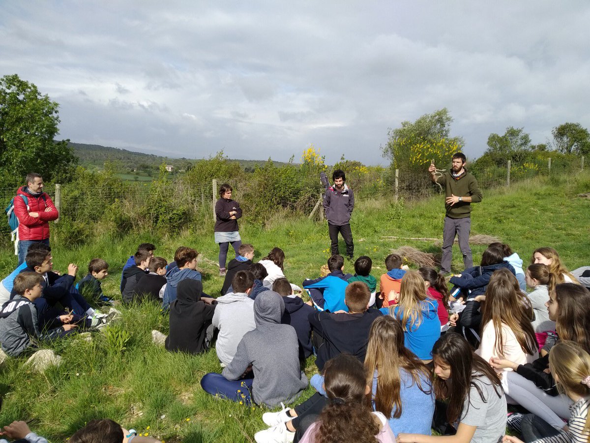 EF1rESO's tweet photo. Viatge al passat de la mà de l'equip de Ca n'Oliver (Pontós). Paleolític, Neolític i Edat dels Metalls. Foc, poblats, eines i cacera. 1er ESO Escolàpies Figueres. #esoESC #llança’t https://t.co/Dkm5Xfdy4W