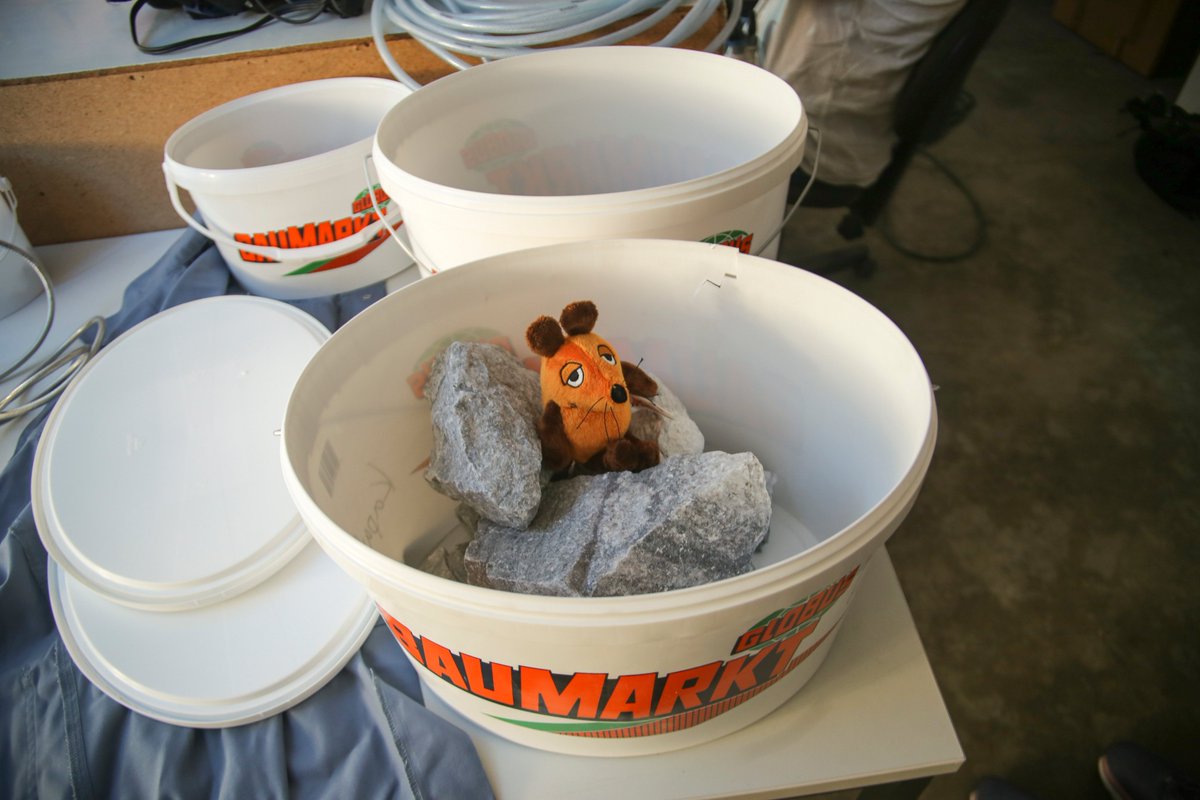 TUBSpaceSystems's tweet image. An den letzten beiden Tagen hatten wir Besuch: @DieMaus hat bei uns einen Beitrag für die Sendung gedreht! Es geht um die Herstellung von Regolith-Simulant, der Staub und Gestein auf dem Mond nachstellen soll. Den Ausstrahlungstermin teilen wir euch noch rechtzeitig mit.