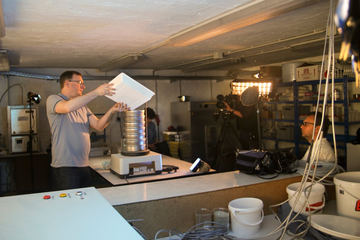 TUBSpaceSystems's tweet image. An den letzten beiden Tagen hatten wir Besuch: @DieMaus hat bei uns einen Beitrag für die Sendung gedreht! Es geht um die Herstellung von Regolith-Simulant, der Staub und Gestein auf dem Mond nachstellen soll. Den Ausstrahlungstermin teilen wir euch noch rechtzeitig mit.