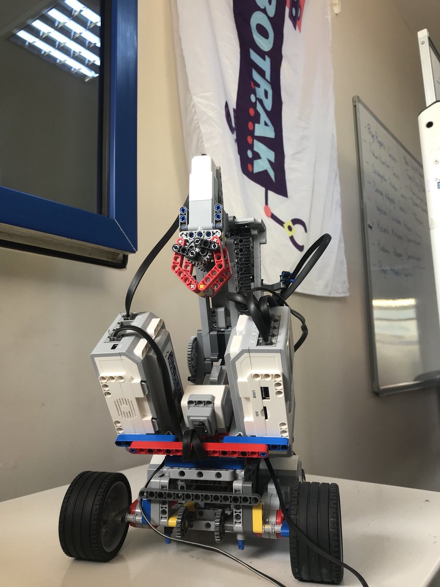 Trakya Üniversitesi’nin düzenlediği ”Robotrak’19” yarışmasında “Serbest Teknoloji” dalı için tasarladığımız EMAV1 robotumuz ile katılıyoruz.