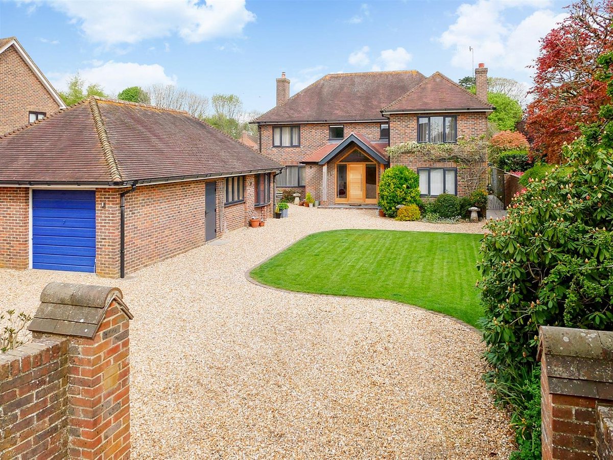 An outstanding DETACHED HOUSE. In 2017 it was the subject of major renovations and it now offers SUPERB FAMILY ACCOMMODATION. #Chichester #Property #ForSale #propertyoftheweek simswilliams.co.uk/property/resid…