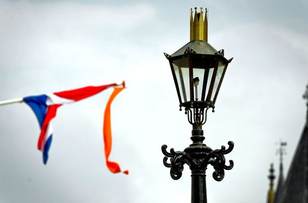 DENOODBV's tweet photo. KONINGSDAG | Fijne Koningsdag!

Foto: DE NOOD® Model Alkmaar tijdens Koninginnedag 2011 in Thorn (gemeente Maasgouw) met een kroontje speciaal voor deze feestdag.

Gaat u vandaag lekker Koningsdag op tv kijken? Amersfoort staat vol met verlichting van DE NOOD!

#koningsdag2019 https://t.co/zTDrXUyMUA