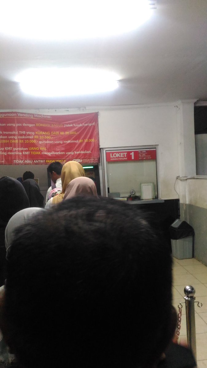 rangga_za's tweet photo. Loket pelayanan d st lenteng Agung ditutup. Kasian antrian panjang, krn mesin hny satu. @CommuterLine @InfoKRL https://t.co/JnWe5ps5Q2
