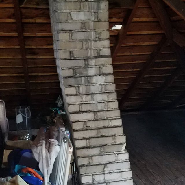 TheRealBrickJ's tweet photo. When the architect doesn't know what the hell they're doing #bricksbeingbad  #badbricks #chimney #MasonsOfInstagram #Masonry https://t.co/qPK4Qf9Rl9 https://t.co/hhQPhmhS99