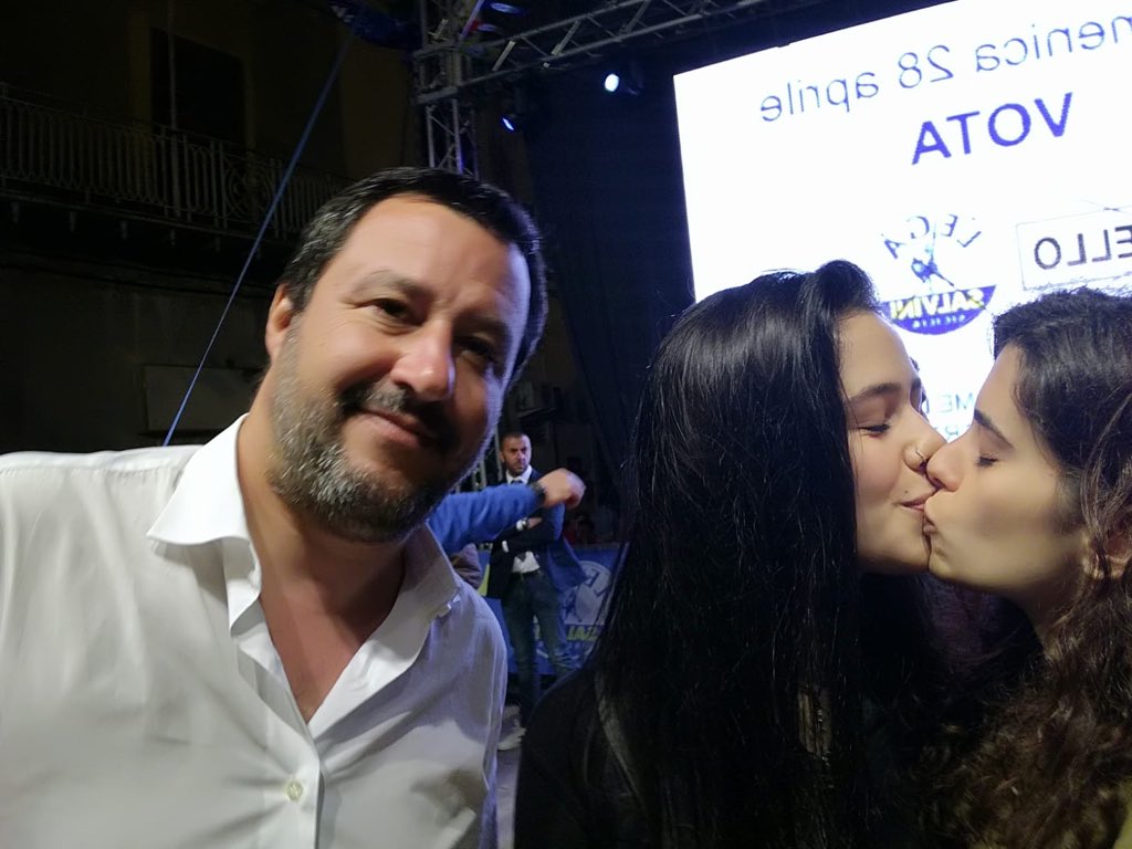 vsapie's tweet photo. @zdizoro 
Salvini contestato a Caltanissetta https://t.co/cle6gbJLE9