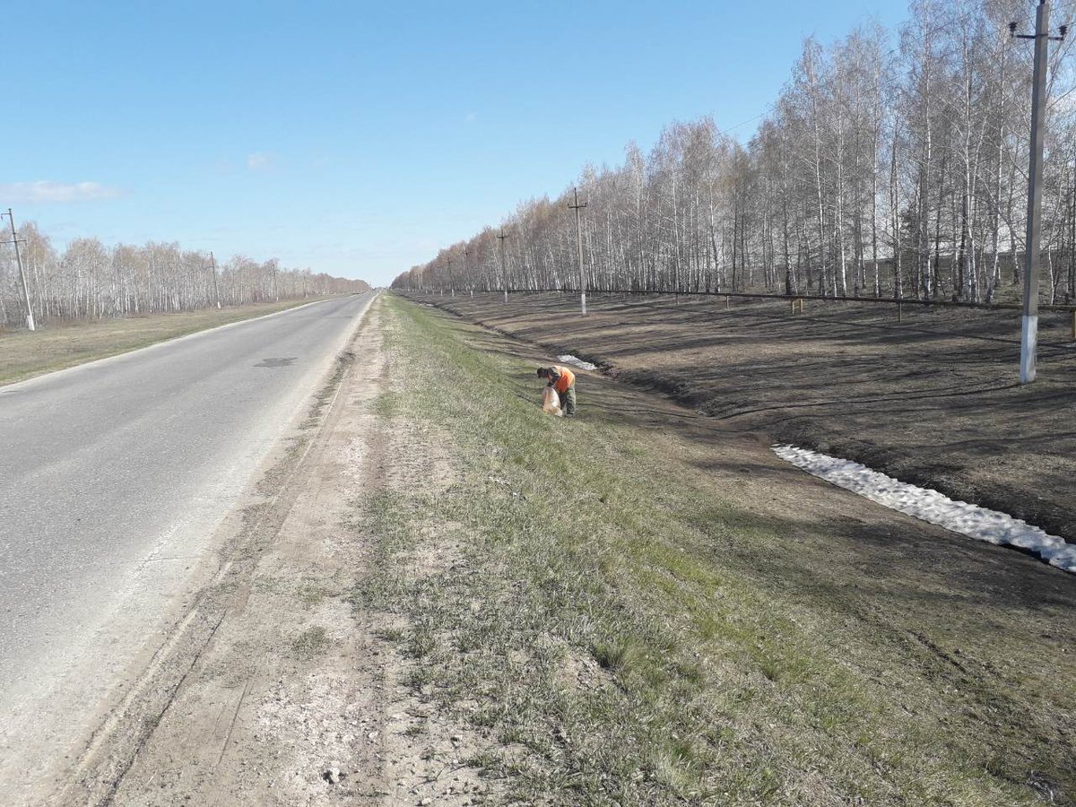 Уборка мусора и покраска стоек дорожных знаков на автодороге Челновершины-Шламка-Нурлат
